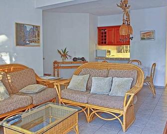 Downtown guest-friendly condo steps from sandy beach! - Sosúa - Wohnzimmer