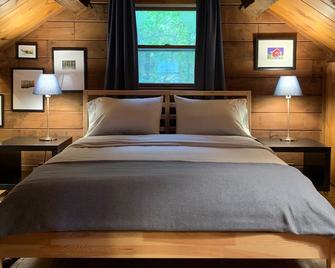Beautiful Cabin Getaway - Woodsville - Bedroom