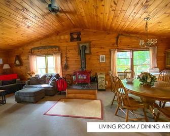 Beautiful Retreat W/Amazing Views-Kayak&canoe! Lakefront! Free Wifi - Penn Yan - Eetruimte