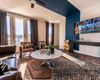 Vintage Nashville 230-Rooftop Deck-Mins to - Nashville - Living room