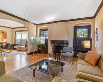 Sophisticated Upstairs Flat in Tudor-Style Duplex - Minneapolis - Living room