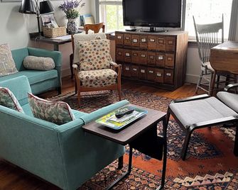 Lovely 2 bedroom and loft apartment with AC, WiFi overlooking the Chester River - Chestertown - Sala de estar