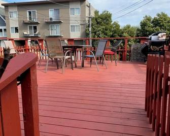 Has a huge deck, BBQ,Table,Chairs - San Francisco - Balkon