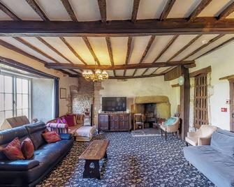 Stay in an ancient house in Wales available for groups and short breaks - Caldicot - Living room