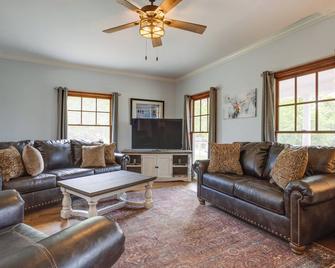 Home in Cimarron National Golf Club w/ Hot Tub! - Guthrie - Living room