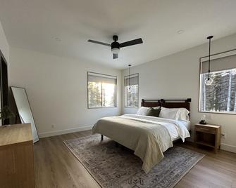 Modern Duplex on the Ridge right on the skiway w/ hot tub, ski room and garage - Armstrong - Bedroom