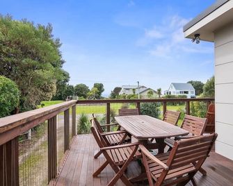 Parapara Beach Escape - Collingwood - Balcony