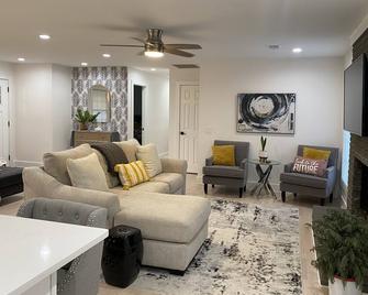 Modern and Stylish Creekside Retreat Home - Walk to Downtown - Alpharetta - Living room