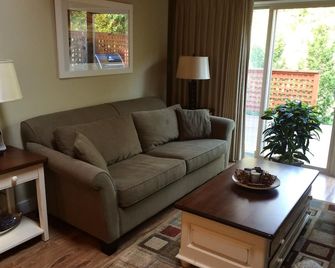 When You Stay at Hummingbird Cottage, Your Comfort is Our Priority - Parksville - Living room