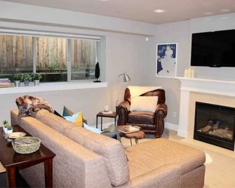 New To Vrbo! Fireplace Flat Private 725 Sq Ft Apt Near University Of Portland - Portland - Living room