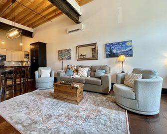 Historic 1 bed 1 bath in 1920's Chevy - Mountain Home - Wohnzimmer