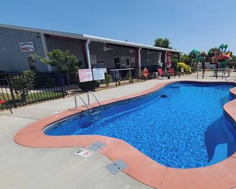 Enjoy cabin #65 at Heritage Acres Park with swimming, splash pad & more! - Tuscumbia - Piscina
