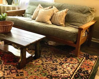 Cottage On Sunset 2 Bedroom House Walk To Castle Rock Lake New Lisbon Wi - New Lisbon - Sala de estar