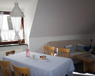 Ferienwohnungen-Neue-Tiefe-Wohnung-Kleiderbuegel - Fehmarn - Essbereich