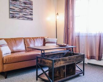 Great suburban location! Perfect for solo or couple travelers - Hickory Hills - Living room