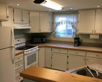 Cool N Calm - A Newly Renovated Basement House - Riverton - Kitchen