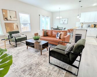Spacious 6-bedroom townhome in welcoming Huntersville with WiFi, AC - Huntersville - Living room