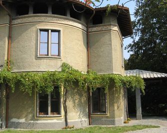 Villa in a centuries-old park in upper Brianza - Erba - Edificio