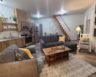 Stunning Mt Rainier Views!tahoma Ridge Cottage - Eatonville - Living room