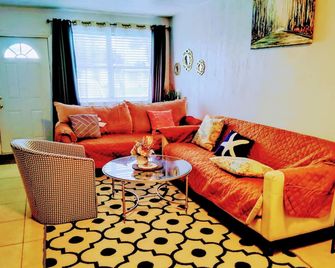 One-Bedroom Suite Pool with Bath Kitchen in West Palm Beach - West Palm Beach - Living room