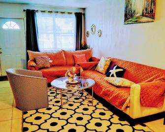 Quiet Cozy One-Bedroom Retreat in the Heart of It All - West Palm Beach - Pokój dzienny