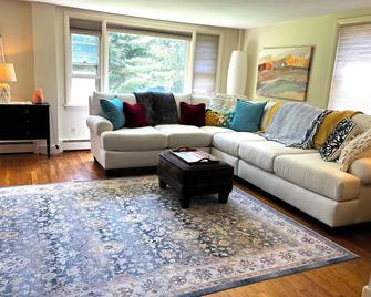 Cozy House in the heart of Waterville Maine. - Waterville - Living room