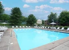 Cozy private getaway. Close to Convention Center and Medical Centers - Monroeville - Pool