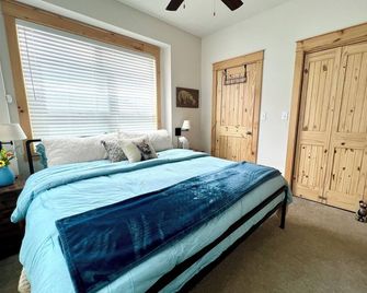 2 Kg Beds+ Walk to Ponds, Pool, Hot tub&River. Short Drive to RMNP & Winter Park - Granby - Bedroom