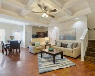 20% Off Updated 3br 2.5bth Townhome - Pet-Friendly - Fast Wifi-Driveaway Parking - Selma - Sala de estar