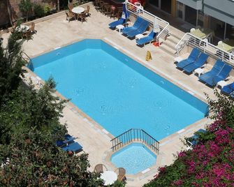 Alin Hotel - אלניה - בריכה