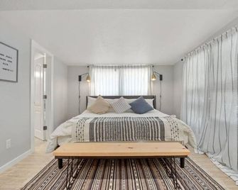 Downtown Studio 1 at Beer Ranch Project Inn - Wimberley - Habitación