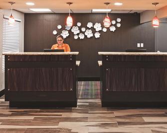 La Quinta Inn & Suites by Wyndham Denison - N. Lake Texoma - Denison - Recepción