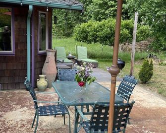 The Pottery at Reverie Gardens is your dream destination! - Sequim - Patio