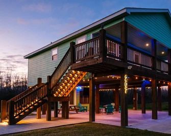 Anglers Paradise - Hackberry - Building