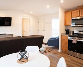 Modern 2-Bedroom Eucalyptus House - San Luis Obispo - Living room