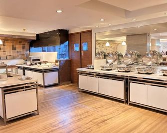 Hiltop Hotel - Mumbai - Bufet