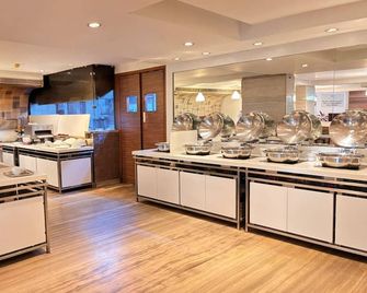Hiltop Hotel - Bombay - Buffet