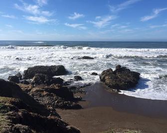 Family and dog friendly Cottage. Close to town with tons of amenities!. - Cambria - Playa