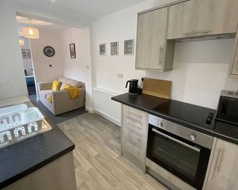 Cozy Self-Contained Suite with Own Entrance - Swadlincote - Kitchen