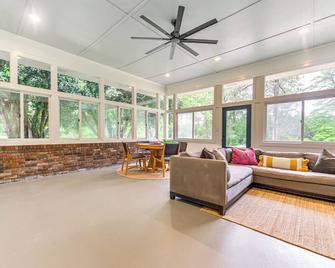 Palmetto Cottage with Fire Pit, Game Table and More! - Fairburn - Wohnzimmer