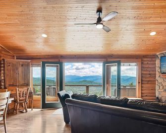 Mountaintop Log Cabin-Extraordinary Views! Hot Tub-20 Minutes To Downtown Avl - Arden - Living room