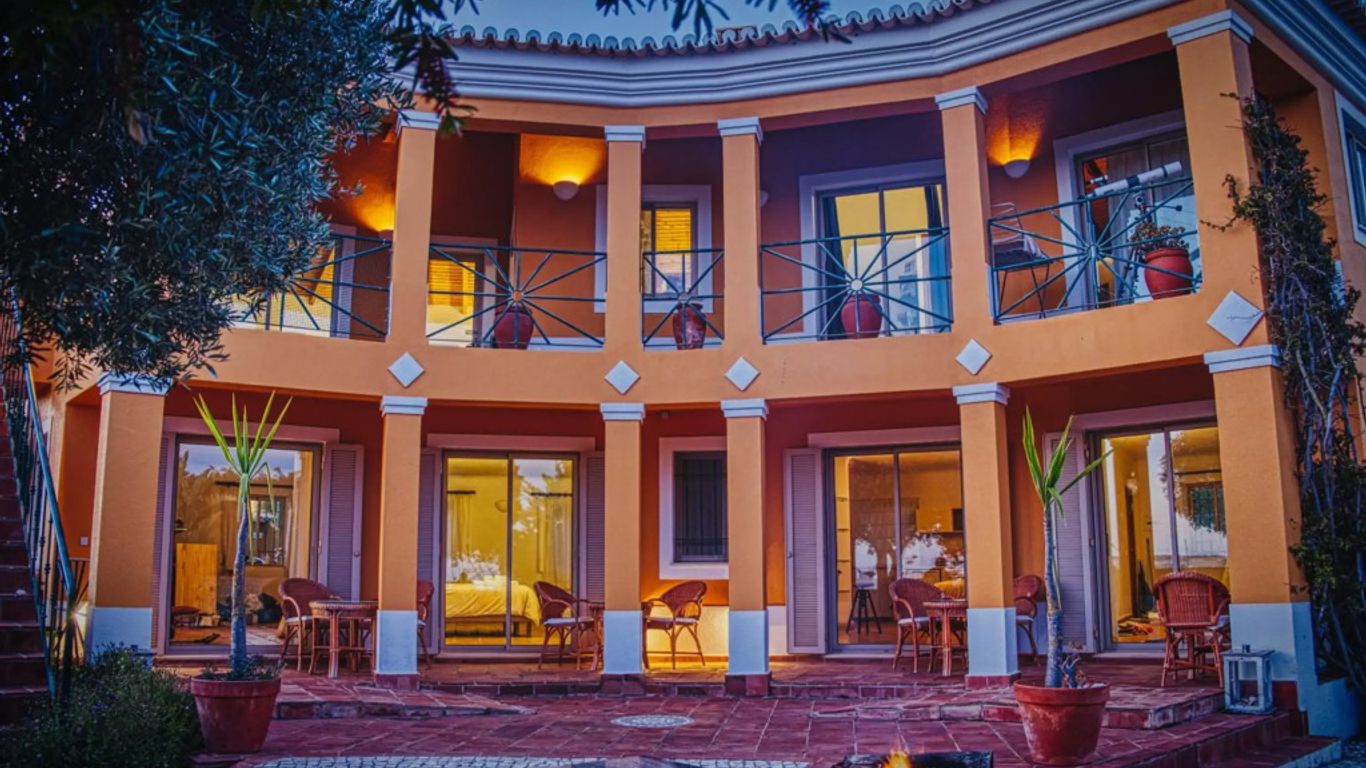 Moonshine Guest House with private studios and private cottage