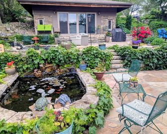 Urban Oasis Studio Home in Omaha with AC, WiFi - Omaha - Patio
