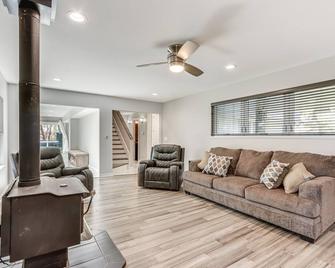 Spacious Arkansas Retreat with Deck, Hot Tub and Grill - Rogers - Living room