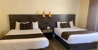 Oasis Inn and Suites - Santa Barbara - Bedroom