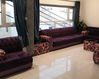 2-bedroom apartment in enchanting Abha with WiFi, AC - Abha - Living room
