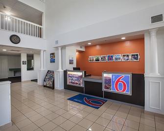 Motel 6-Bedford, Tx - Fort Worth - בדפורד - דלפק קבלה