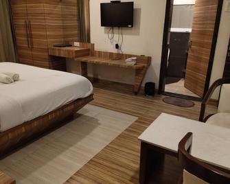 Hotel Praveen International - Ulhasnagar - Bedroom
