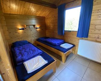 4-person wooden Camping villa at a Holiday Resort in Ellemeet near Renesse - Ellemeet - Habitación