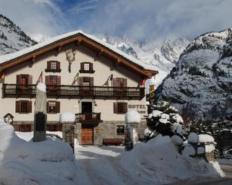 Hotel Relais Des Glaciers - Champoluc - Gebouw